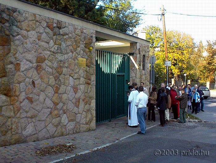 Imdkozzatok ldzitekrt!  Engesztel szentmise s gyertyagyjts az Apostoli Nunciatra eltt a trtnelem sorn elpuszttott melegekrt s gyilkosaikrt  2003. oktber 11. (Fot: Pride.hu)