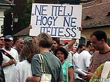 Richte nicht, damit du nicht gerichtet wirst  die waren nicht wir: Gott sei Dank, die Bibel kennen auch andere Leute.  Demonstration gegen den schleichenden Faschismus, 16. Juli 2001 (Foto: index.hu)