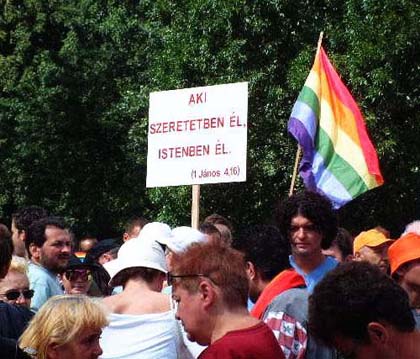 Wer in der Liebe bleibt, der bleibt in Gott (1 Joh 4,16) 
Gay Pride Day, Budapest, 29. Juni 2002 (Foto: www.korridor.hu)