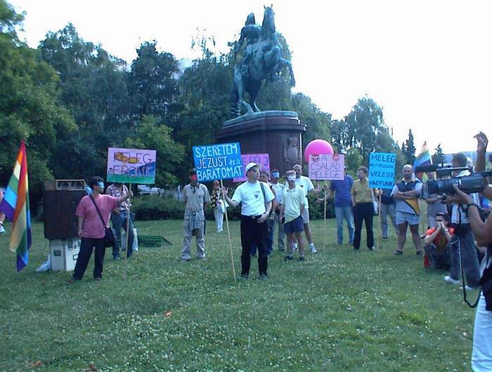 „Le az álarccal!” — tüntetés a Parlament előtt 2000. július 1-jén (Fotó: www.gay.hu)